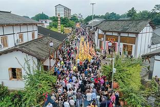 天空：邓弗里斯因家庭原因缺席今天的训练，球员没有受伤